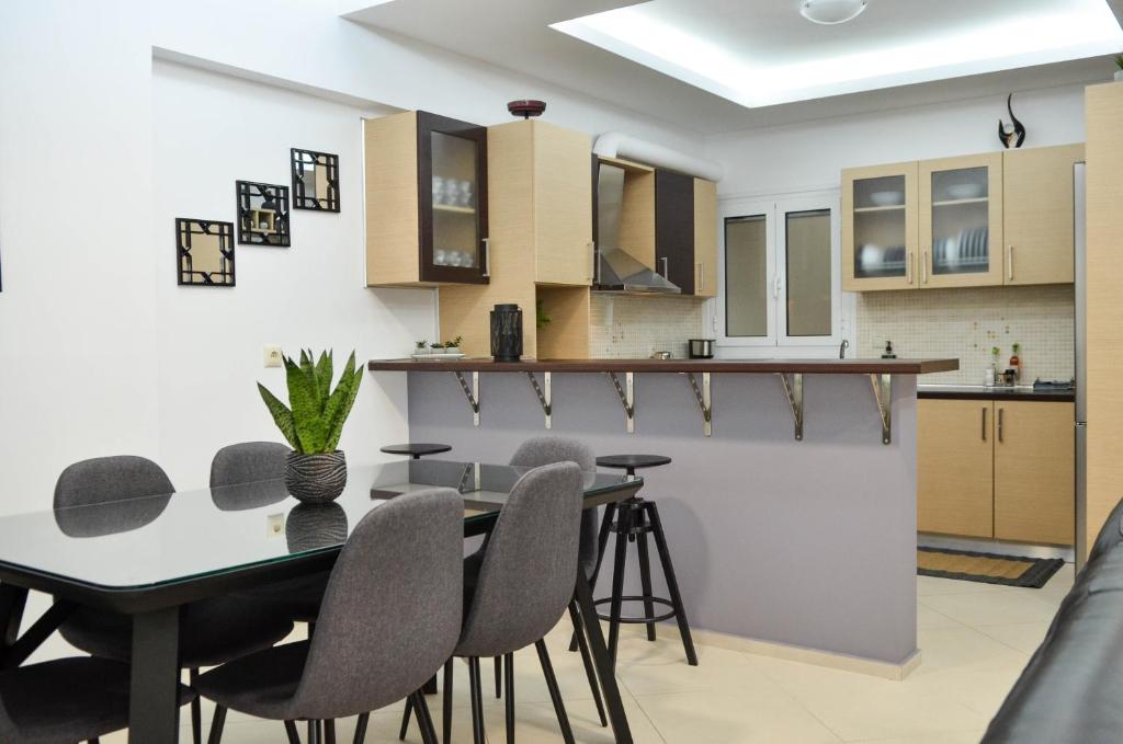 uma cozinha e sala de jantar com mesa e cadeiras em Feve's Apartment em Kalamata
