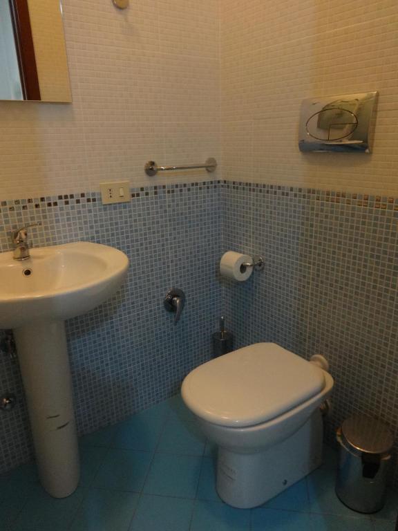 A bathroom at B&B Twins