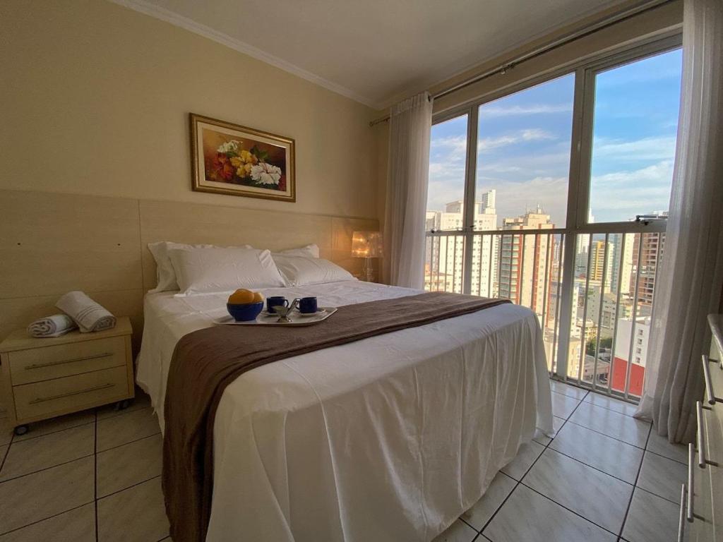 um quarto com uma cama e vista para a cidade em PRG143 - Próx Av Brasil, Garagem, 4 Dorm, Wi-Fi em Balneário Camboriú