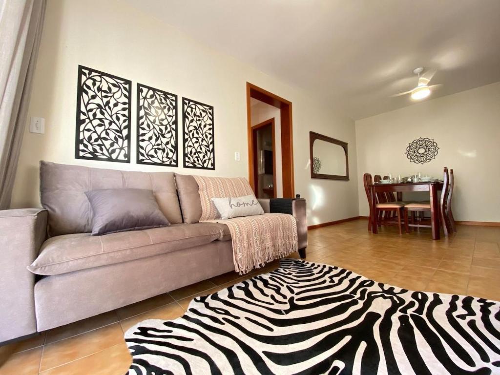 - un salon avec un canapé et un tapis zébré dans l'établissement PRG111 - 4 Dorm, Climatizado, Próx a Av. Brasil, à Balneário Camboriú