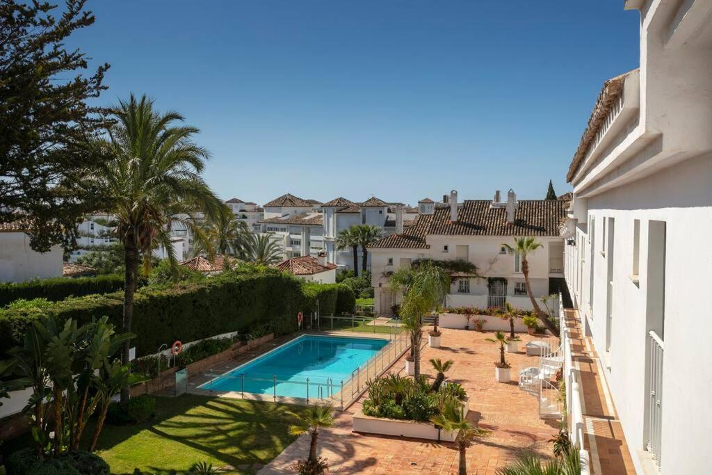Bazén v ubytování Duplex Penthouse, walking distance to Puerto Banus nebo v jeho okolí