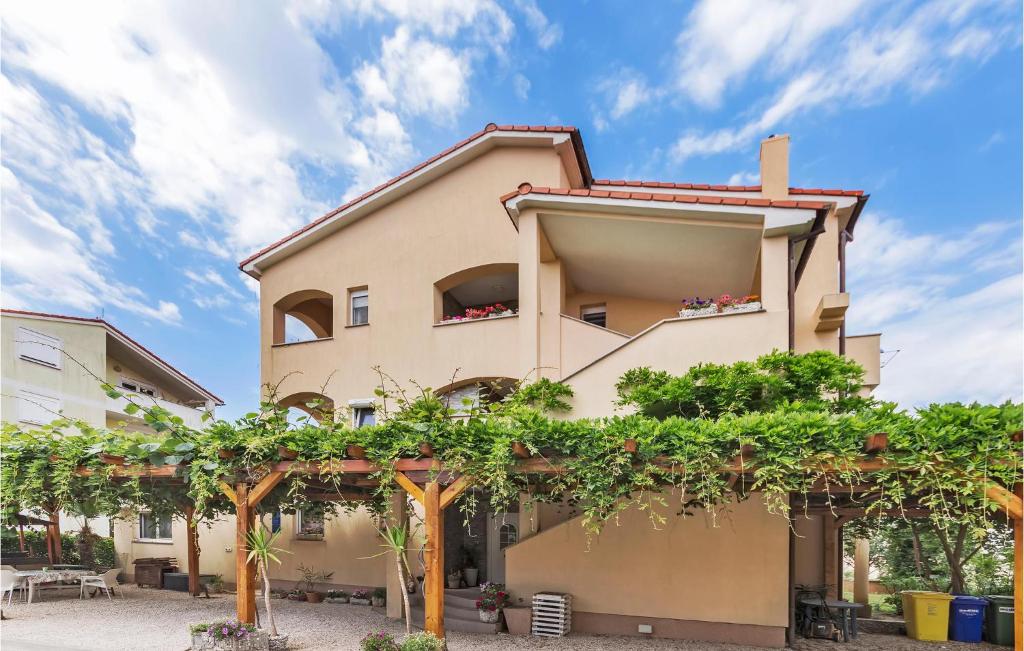 budynek z drzewami przed nim w obiekcie 1 Bedroom Gorgeous Apartment In Medulin w Medulinie