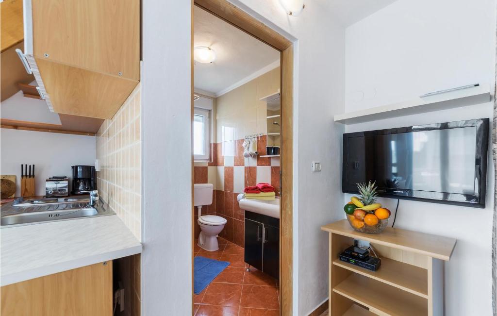 Kuchnia lub aneks kuchenny w obiekcie 1 Bedroom Gorgeous Apartment In Medulin