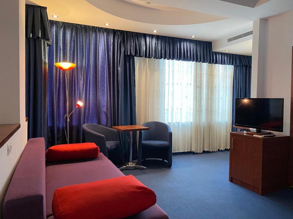 TV a/nebo společenská místnost v ubytování Samaa Hotel