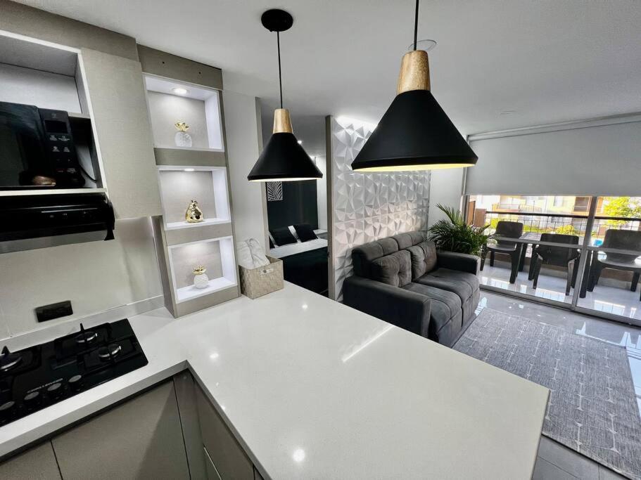 Kuchyň nebo kuchyňský kout v ubytování Apartamento luxury Girardot
