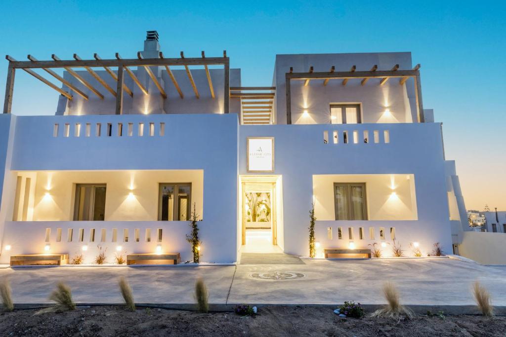 une maison blanche avec des lumières devant elle dans l'établissement Alenor City Hotel, à Naxos Chora