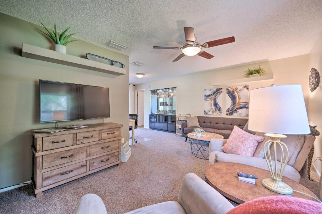 sala de estar con TV y sofá en Apopka Family Home Near Downtown 30 Mi to Disney! en Orlando