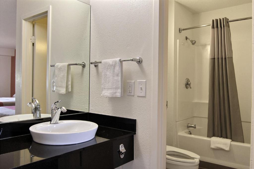 Motel 6-Middleburg Heights, OH - Cleveland photo
