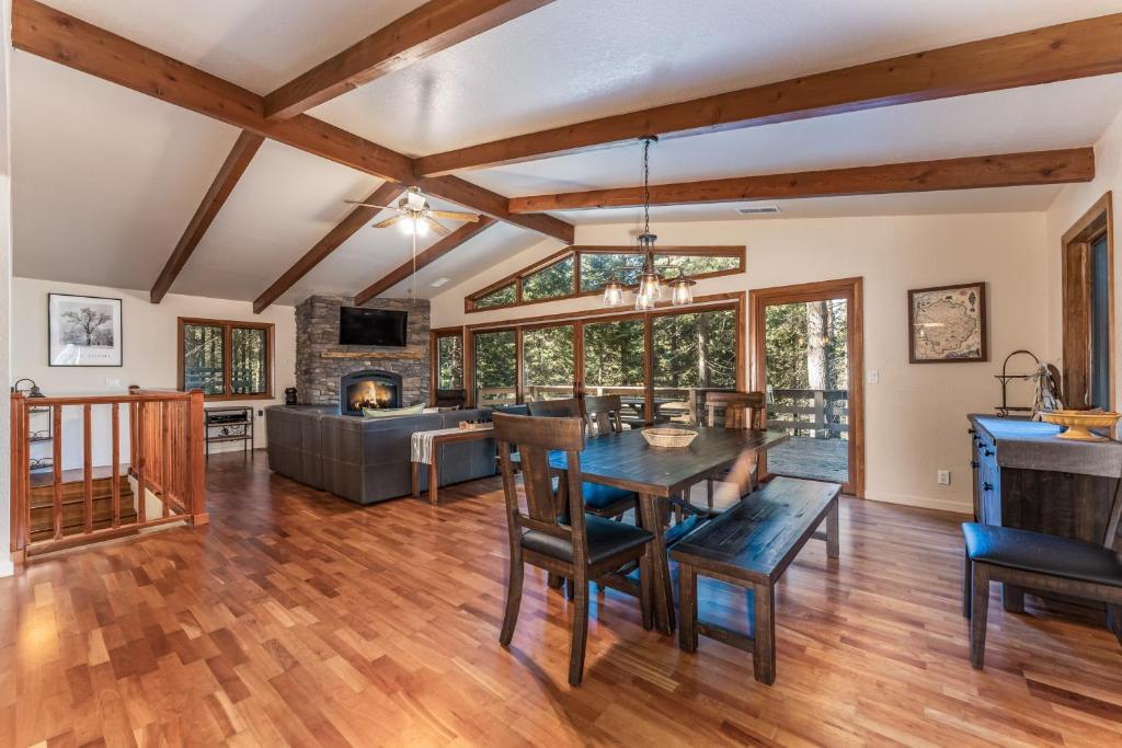- une salle à manger et un salon avec une table et des chaises dans l'établissement Yosemite Rendezvous, à Fish Camp
