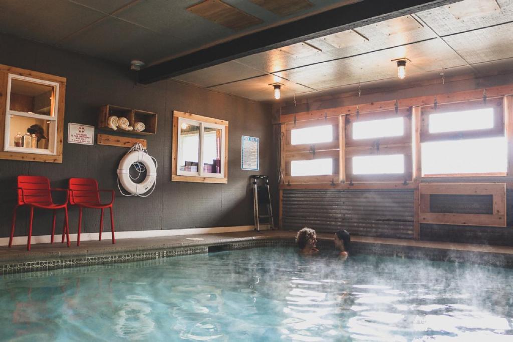 Bazén v ubytování Ashore Hotel nebo v jeho okolí
