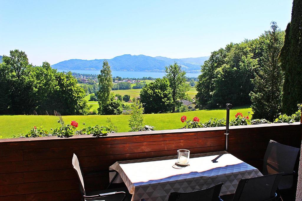 een tafel en stoelen op een balkon met uitzicht bij Atterseeblick - Ferienwohnung Anneliese Kunert in Wildenhag
