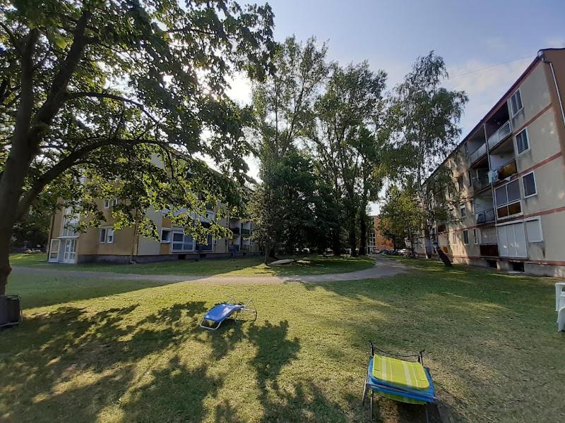 Vonkajšia záhrada v ubytovaní Vízparti gyermekbarát teljesen felújított Apartman, őrzött, saját strand, parkoló, étterem