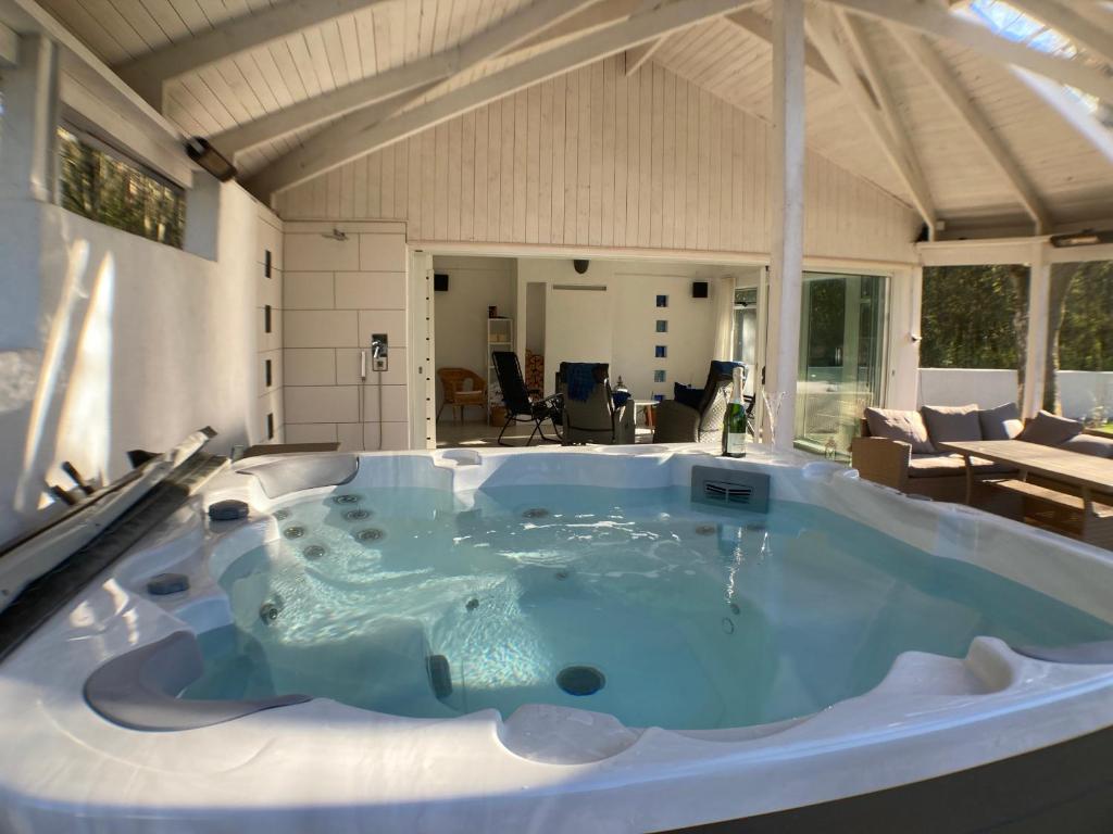 una grande vasca da bagno al centro di una stanza di Davidslids cottage a Löddeköpinge