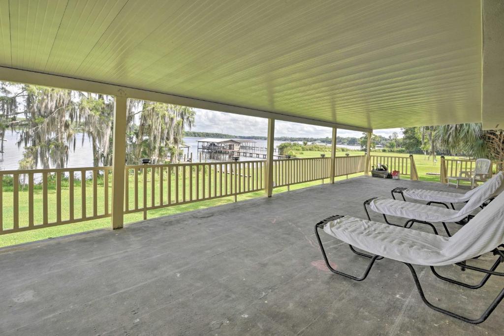 Waterfront Welaka Escape with Private Docks! - Casa De Vacaciones
