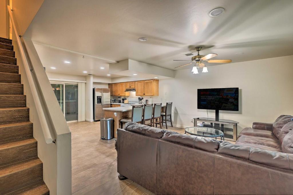 sala de estar con sofá y cocina en Convenient Bakersfield Townhome with Patio!, en Bakersfield