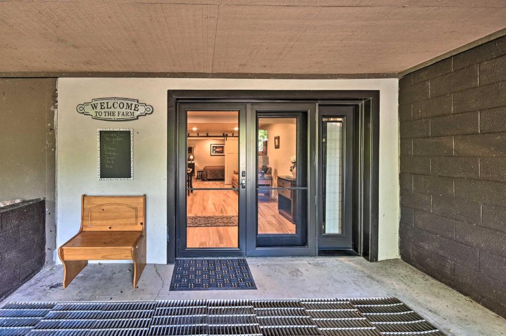 CornvilleGuest Suite with Patio in Arizona Wine Country的房屋的前门,房屋有木凳