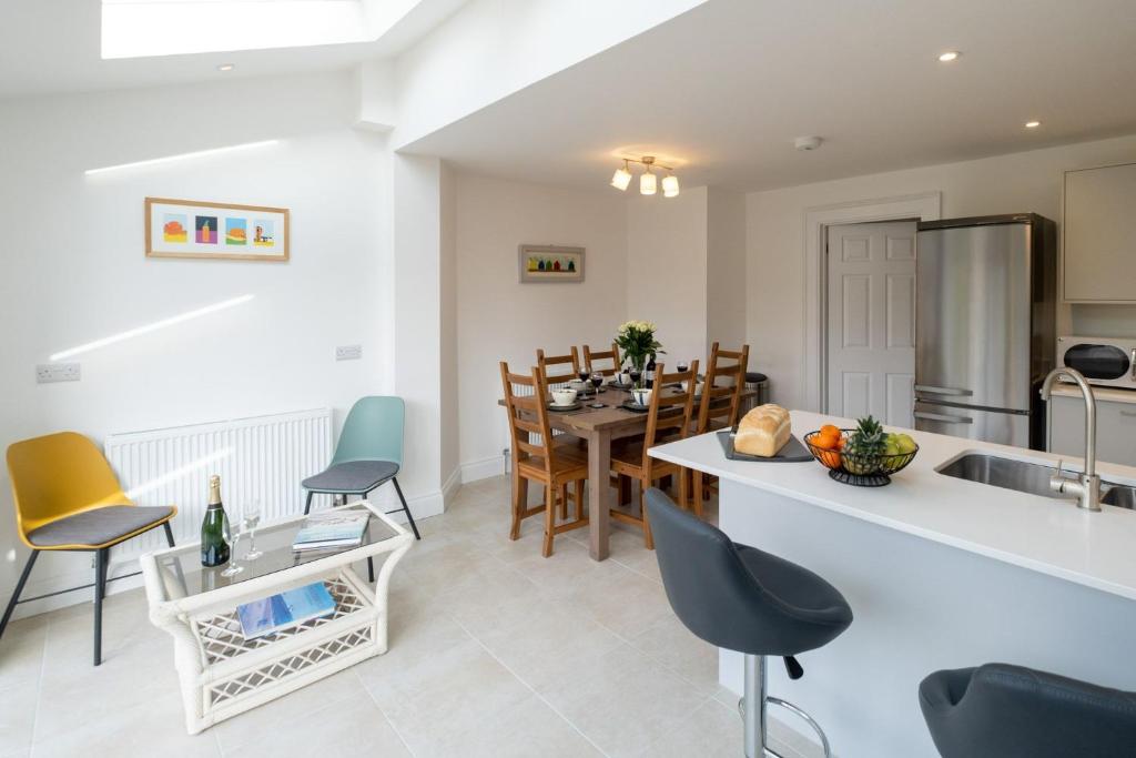 a kitchen and dining room with a table and chairs at Pinky Cottage in Aldeburgh