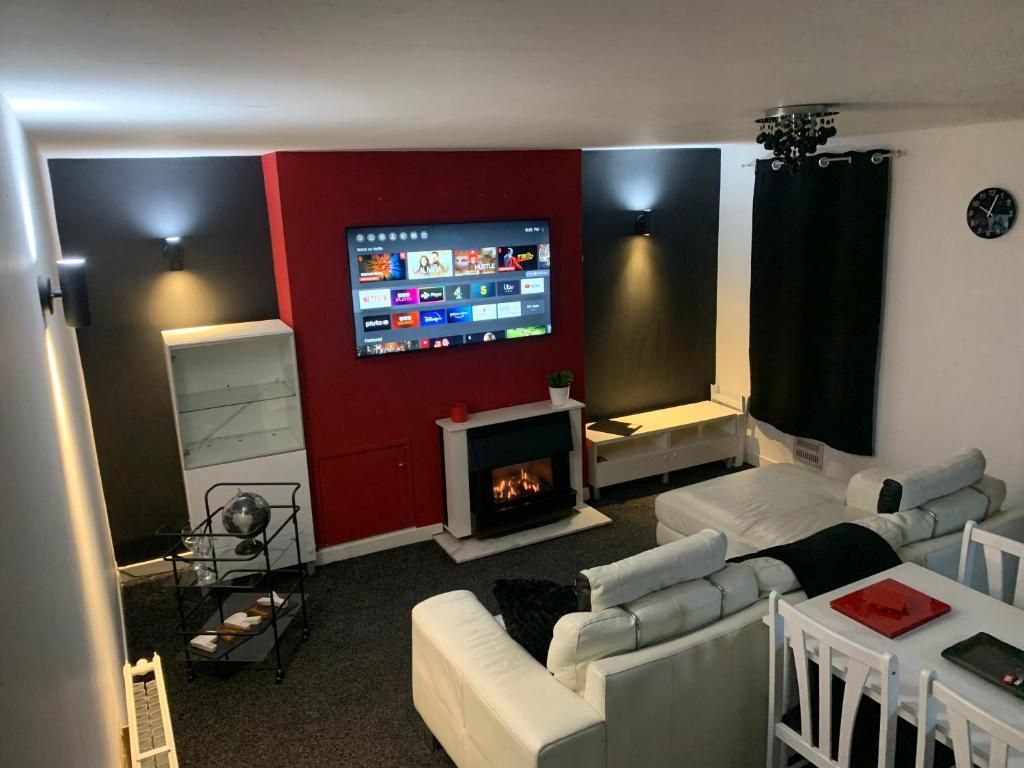 uma sala de estar com um sofá e uma televisão em Stylish apartment in the heart of Inverness em Inverness