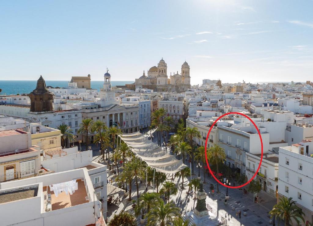 una vista aérea de una ciudad con un círculo rojo en Apartamentos El Capitan Veneno by Cadiz4Rentals, en Cádiz