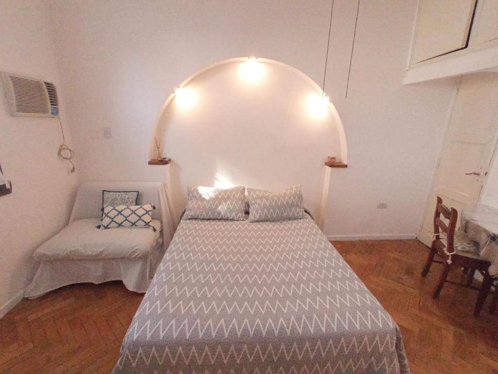Cette chambre comprend un lit et une chaise. dans l'établissement Spring Box Flat Las Cañitas, à Buenos Aires