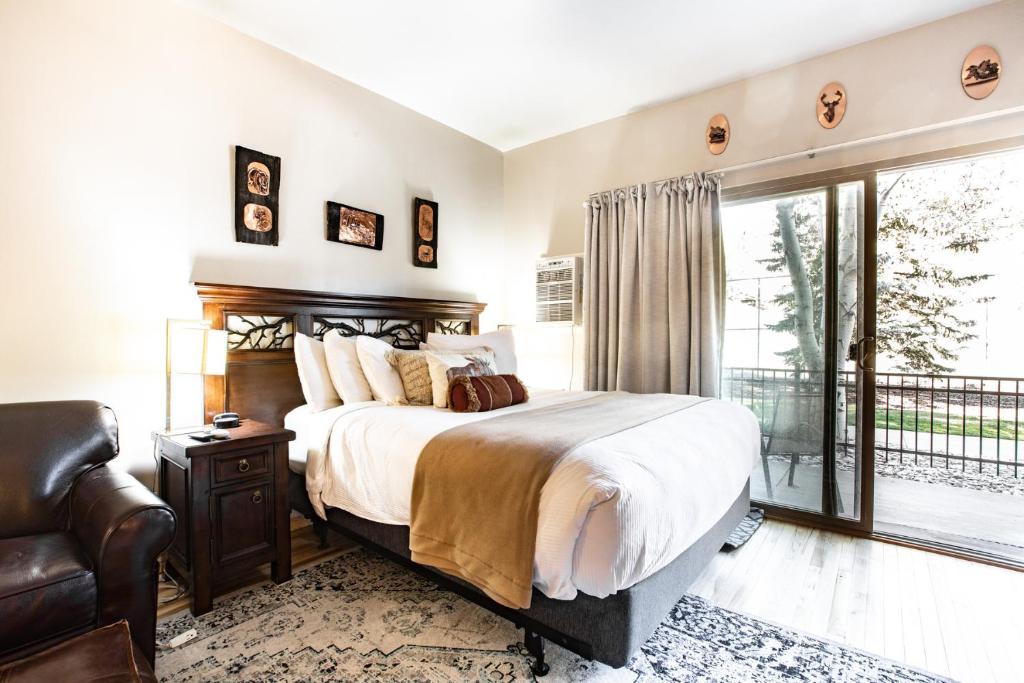 una camera con un grande letto e un balcone di Prospector Square by White Pines a Park City