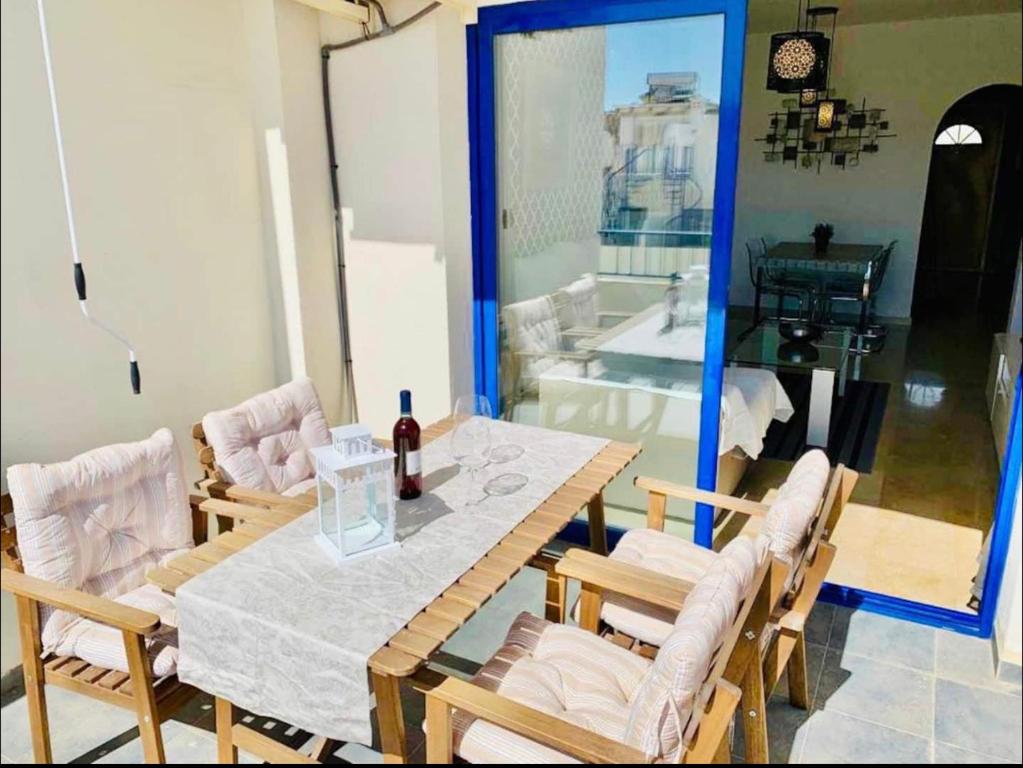 comedor con mesa y sillas en Luxurious aparment benalmadena, en Málaga