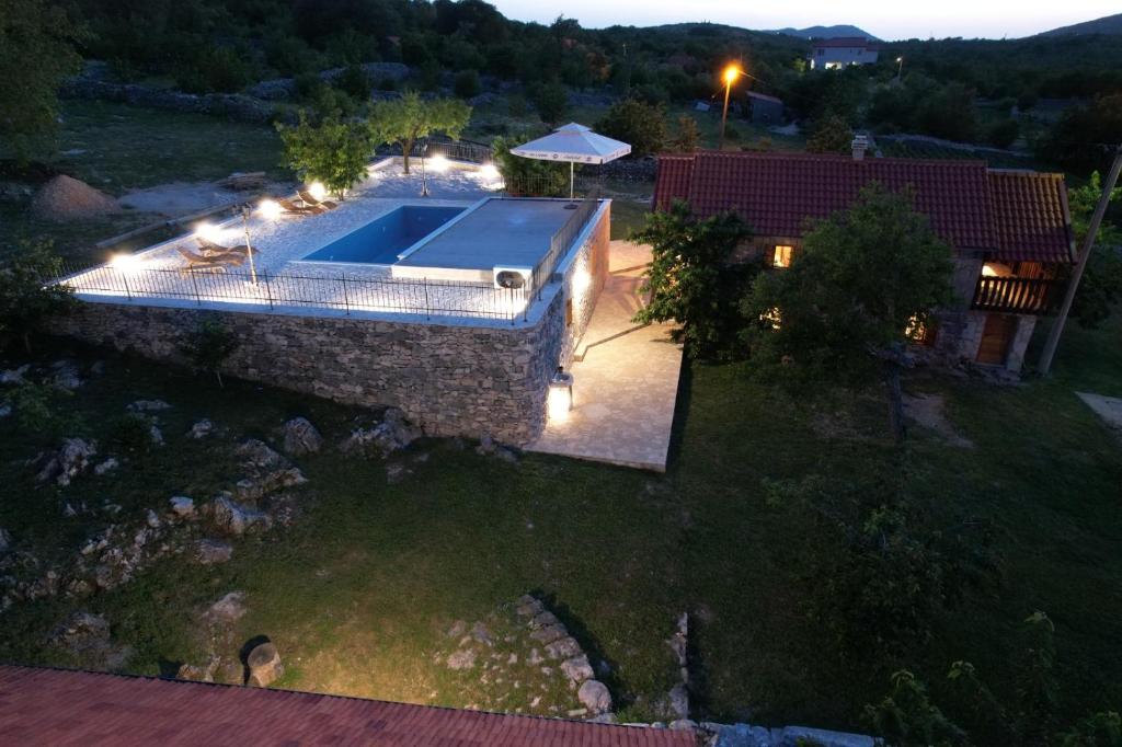 Bazén v ubytovaní Patakun holiday home for 5, with heated pool alebo v jeho blízkosti