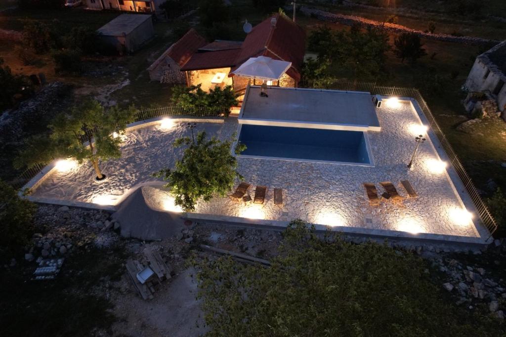 Bazén v ubytovaní Patakun holiday home for 5, with heated pool alebo v jeho blízkosti