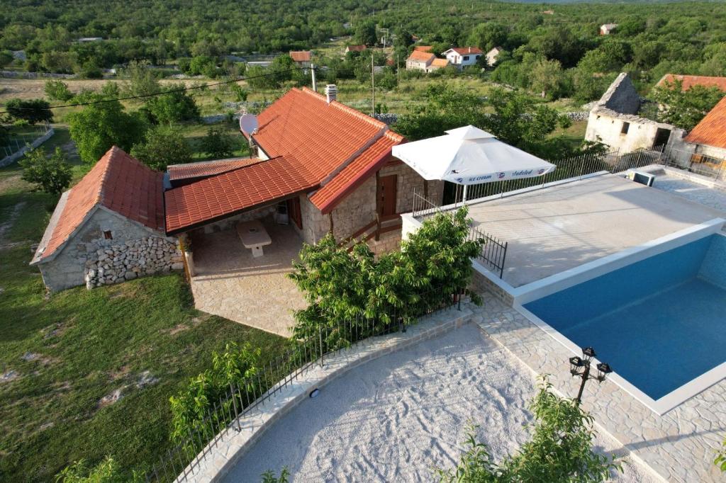 Bazén v ubytovaní Patakun holiday home for 5, with heated pool alebo v jeho blízkosti