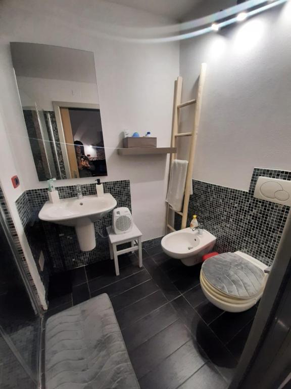 Łazienka w obiekcie ROSEROSSE casa vacanze