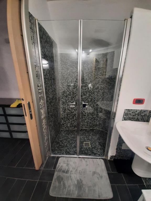 W łazience znajduje się prysznic, toaleta i umywalka. w obiekcie ROSEROSSE casa vacanze w San Remo