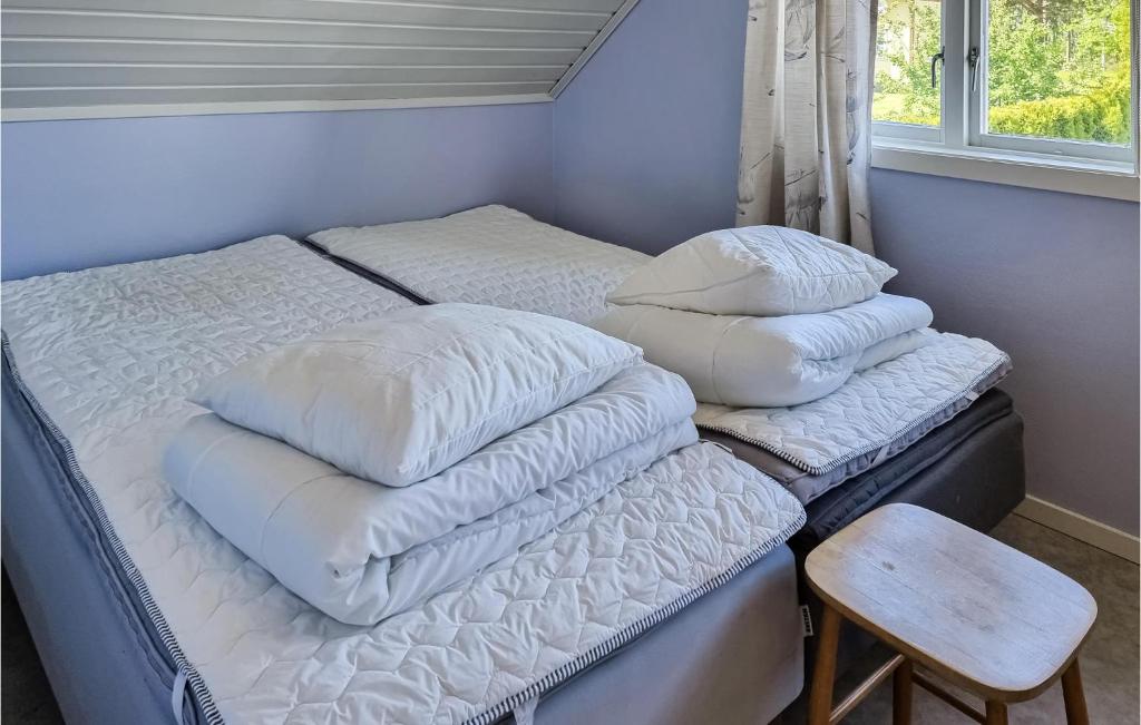 Postel nebo postele na pokoji v ubytování 1 Bedroom Cozy Apartment In Gullspång