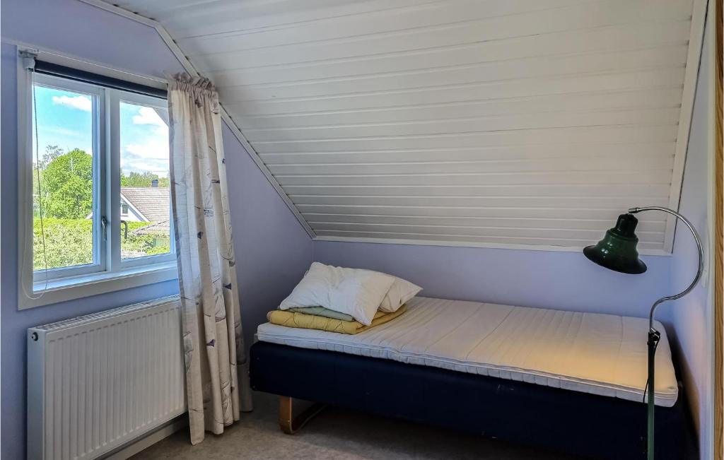 Postel nebo postele na pokoji v ubytování 1 Bedroom Cozy Apartment In Gullspång