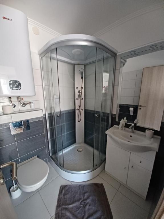 Koupelna v ubytování To8 apartman