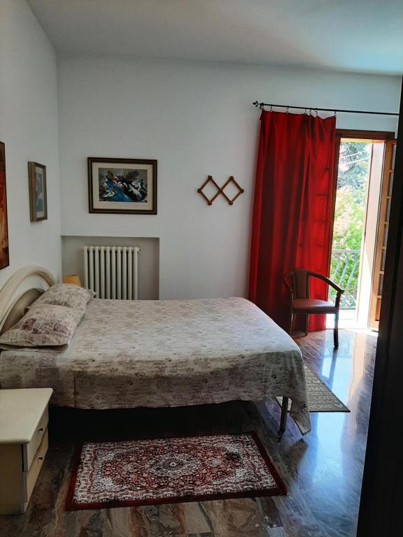ロゼート・デッリ・アブルッツィにあるB&B Tio Pepeのベッドルーム1室(ベッド1台、赤いカーテン付)