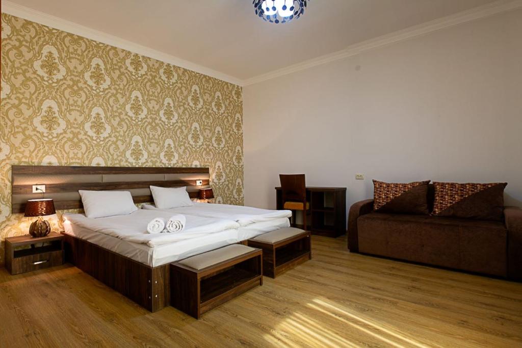 מיטה או מיטות בחדר ב-Mestia Residence