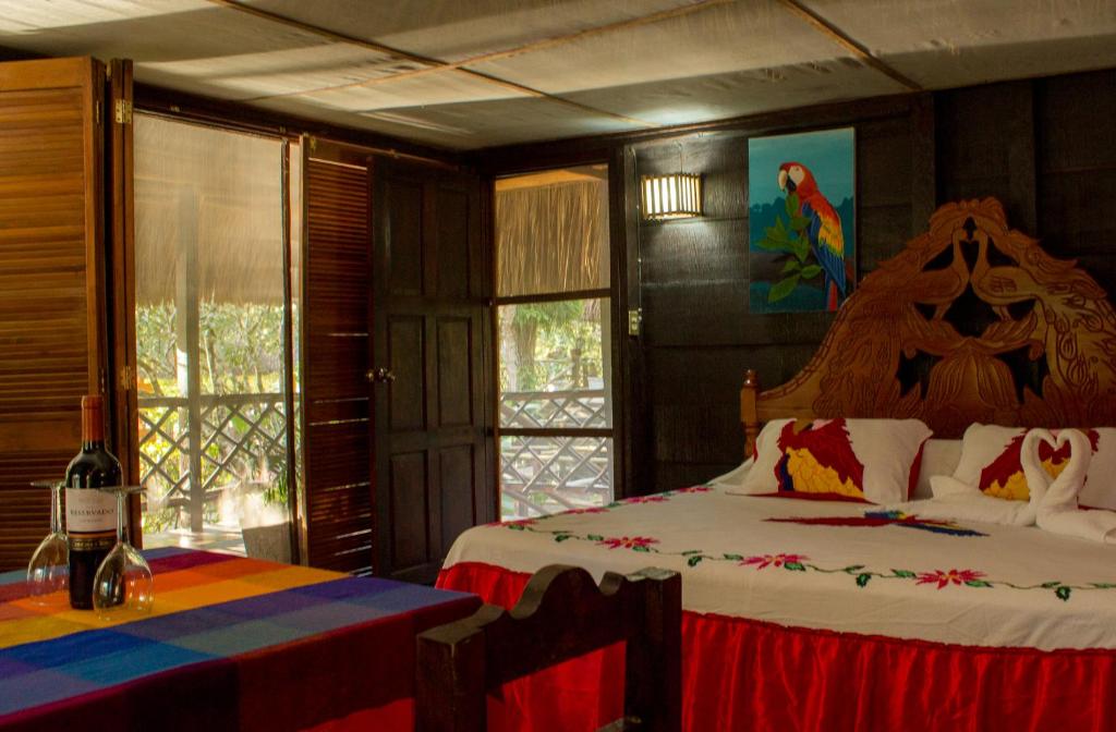 Postel nebo postele na pokoji v ubytování Las Guacamayas Lodge Resort, Selva Lacandona, Chiapas México