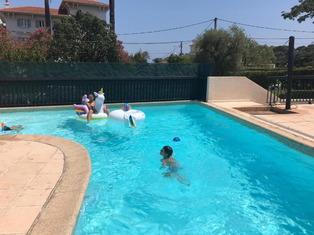 Swimming pool sa o malapit sa Antibes with pool, terrace & private garden, 250 mt from sandy Plage de la Salis