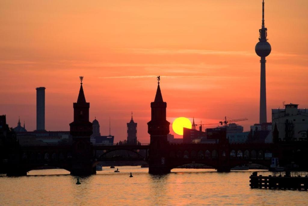 Východ nebo západ slunce při pohledu z hotelu nebo okolí
