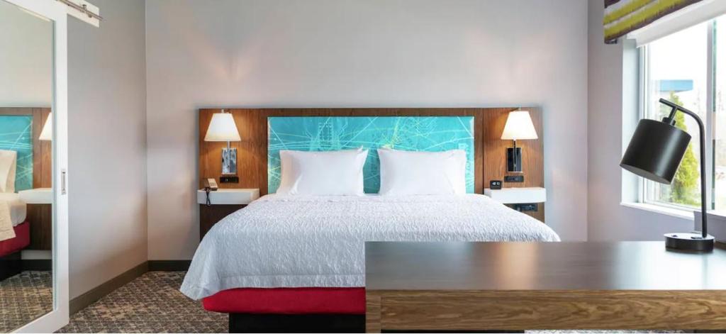Un pat sau paturi într-o cameră la Hampton Inn Tappahannock