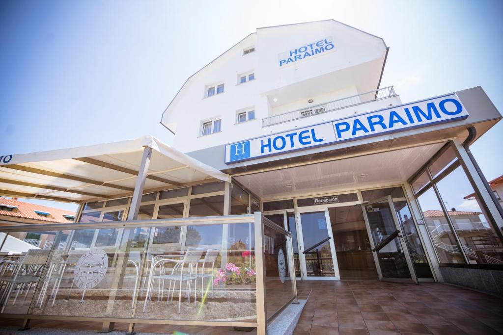 um hotel parma com uma placa que lê hotel pananza em Hotel Paraimo em A Lanzada