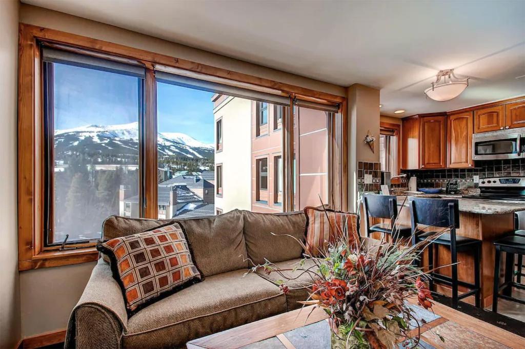 Superb Ski In Ski Out Studio Condo With THE BEST Mtn and Ski Slope Views In Town image principale.