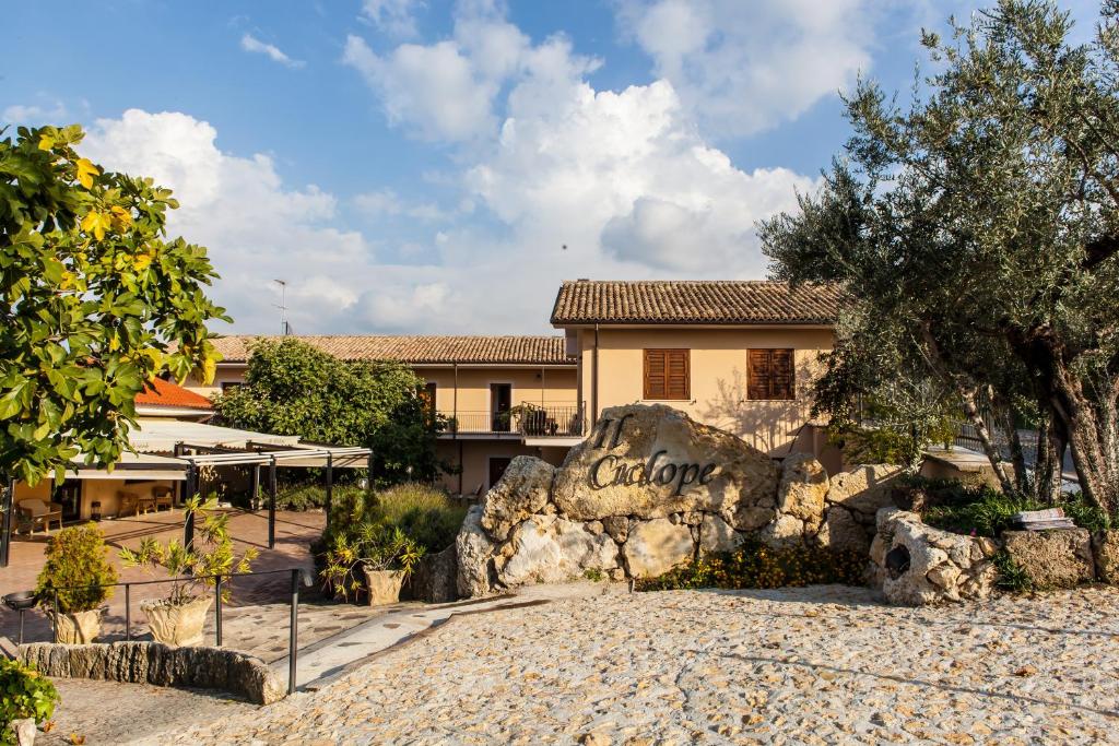 een gebouw met een bord op een rots bij Hotel Albergo Ristorante Il Ciclope in Arpino