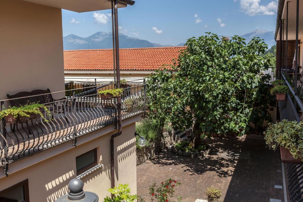 Nespecifikovaný výhled na hory nebo výhled na hory při pohledu z hotelu