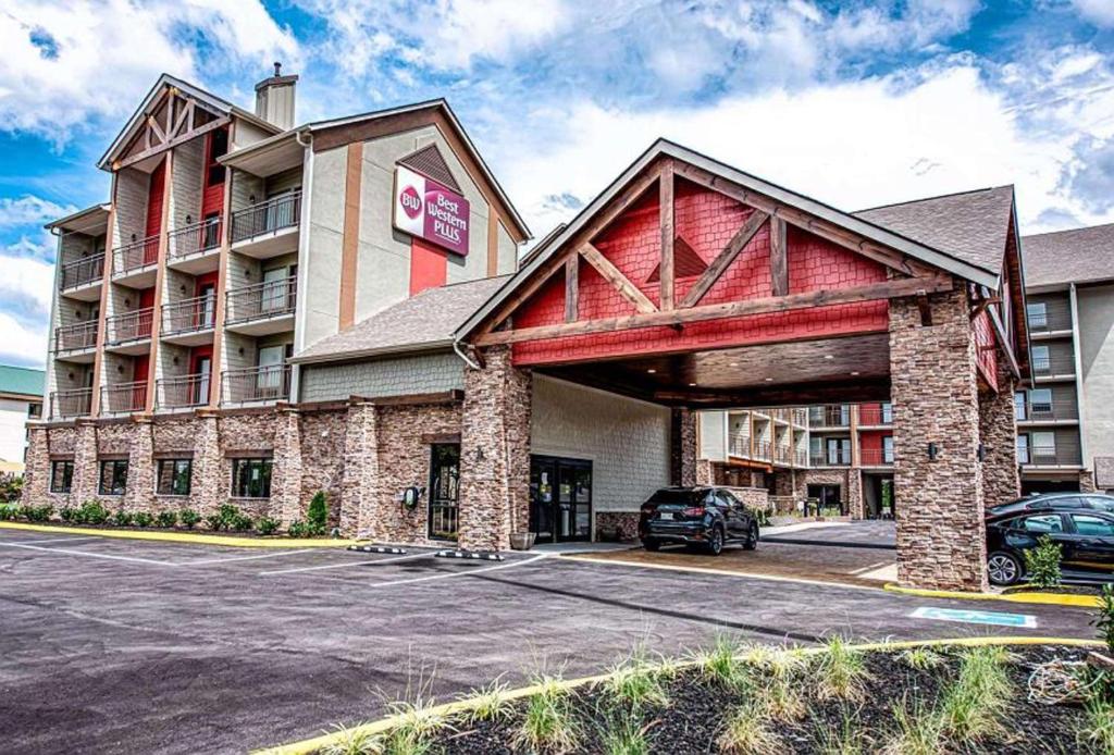 un hotel con un coche aparcado delante de él en Best Western Plus Apple Valley Lodge Pigeon Forge, en Pigeon Forge