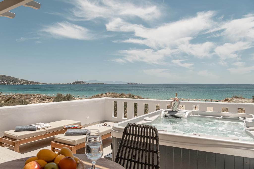 - wanna z hydromasażem na balkonie z widokiem na ocean w obiekcie Almiriki Naxos Beachside Living w mieście Plaka