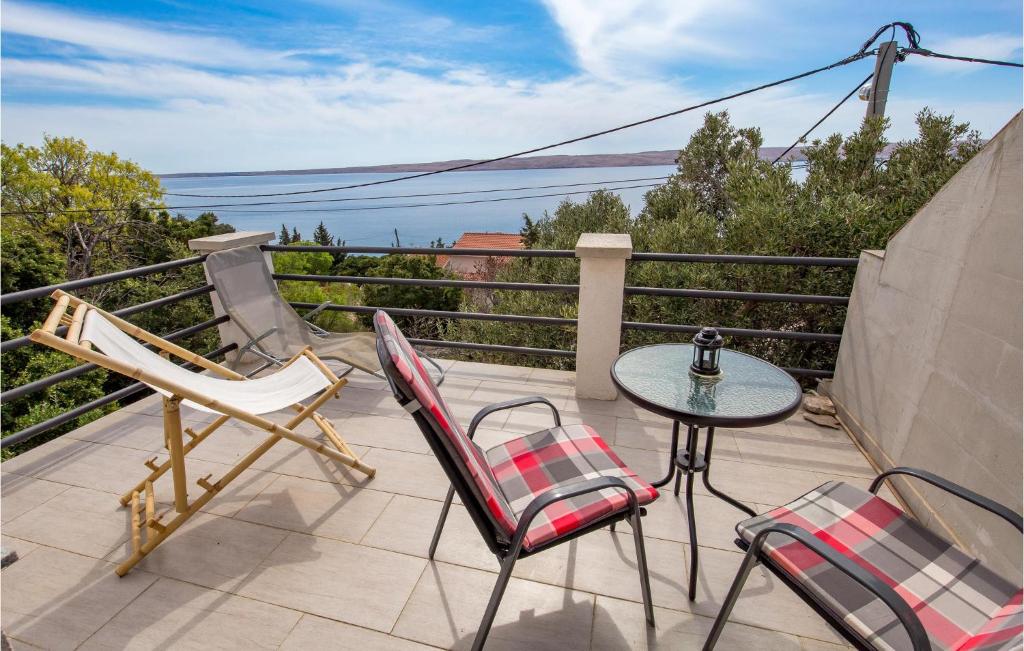 een patio met een tafel en stoelen op een balkon bij Pet Friendly Apartment In Baric Draga With Kitchen in Barić Draga