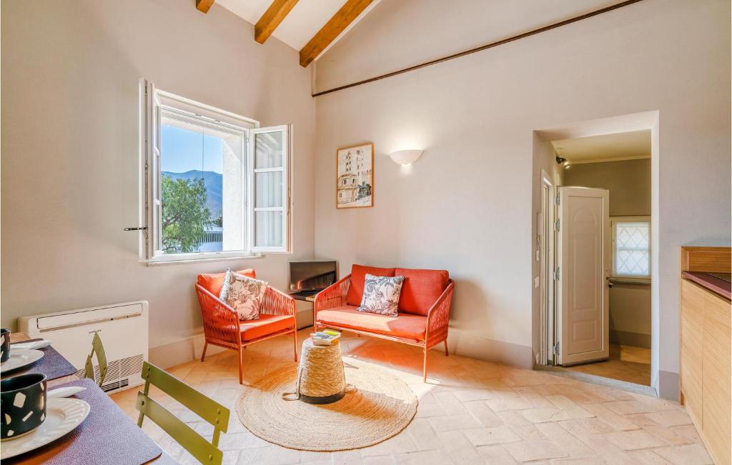 salon z czerwonymi krzesłami i stołem w obiekcie Cozy Apartment In Bastia Di Albenga w Albendze