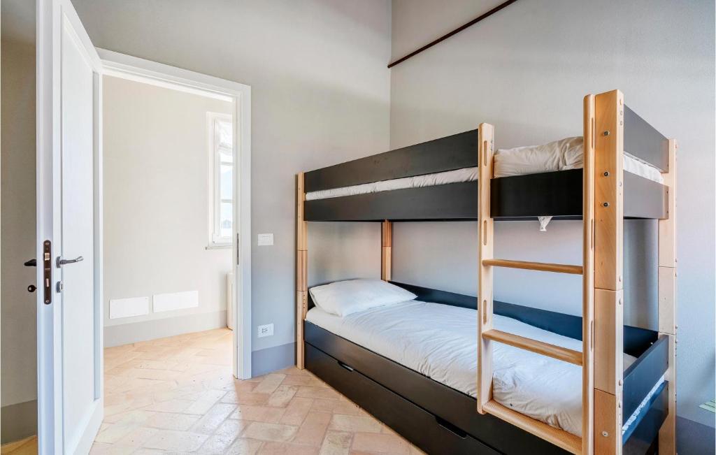 Łóżko lub łóżka w pokoju w obiekcie Cozy Apartment In Bastia Di Albenga