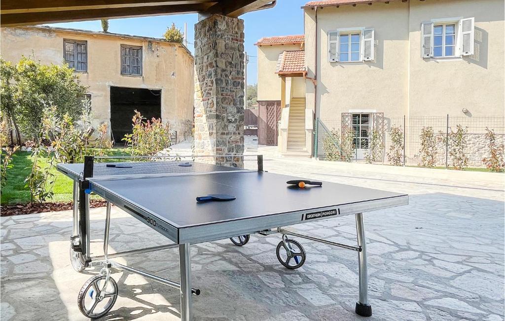 Tenis stołowy w obiekcie Cozy Apartment In Bastia Di Albenga lub pobliżu